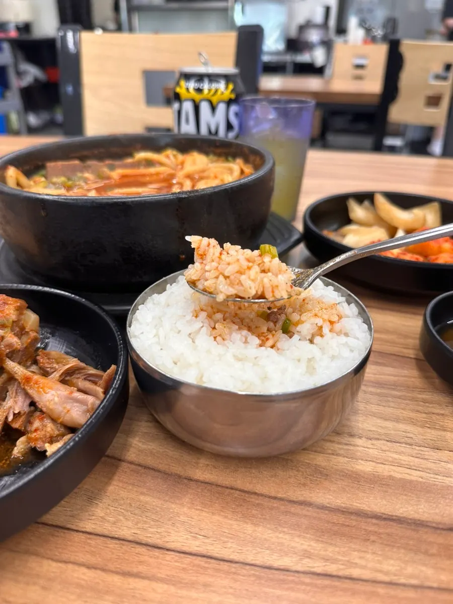 국물에 비벼 먹는 쌀밥과 우동면