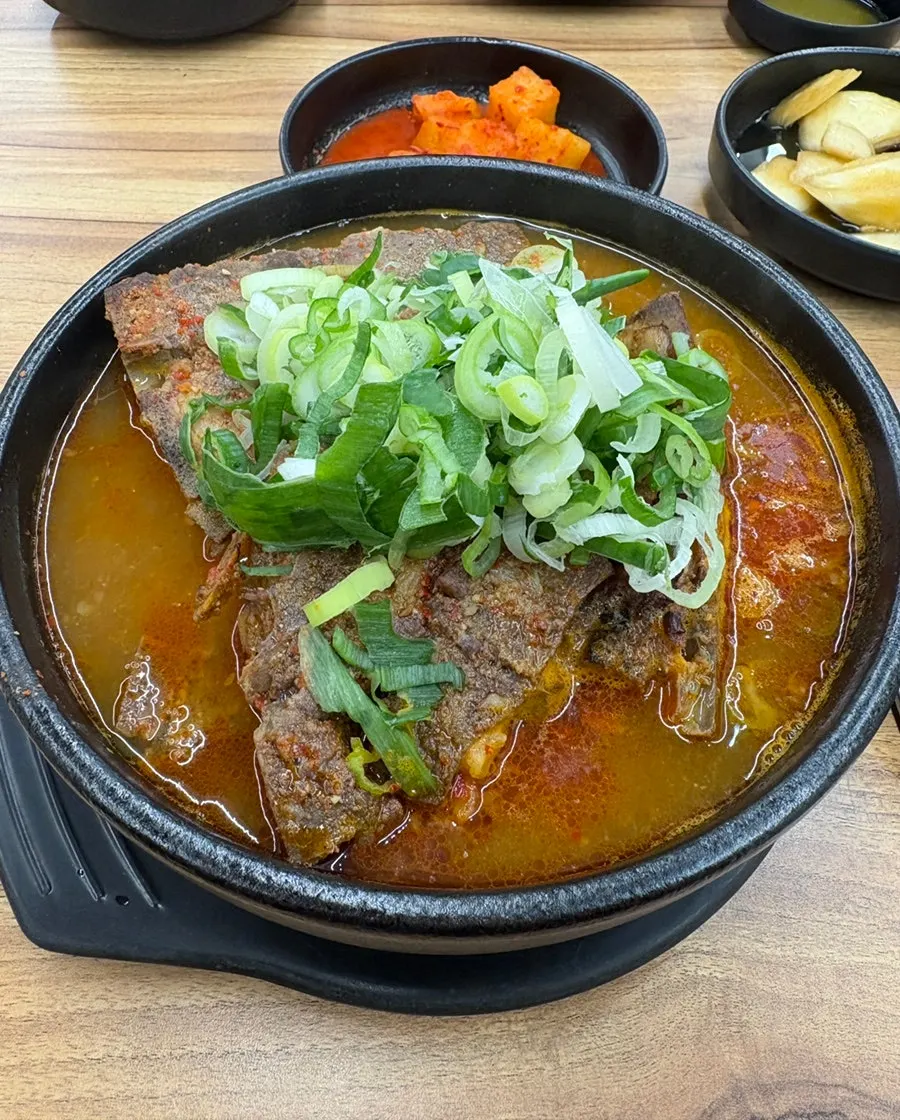 붉은 국물이 가득한 뼈해장국 클로즈업