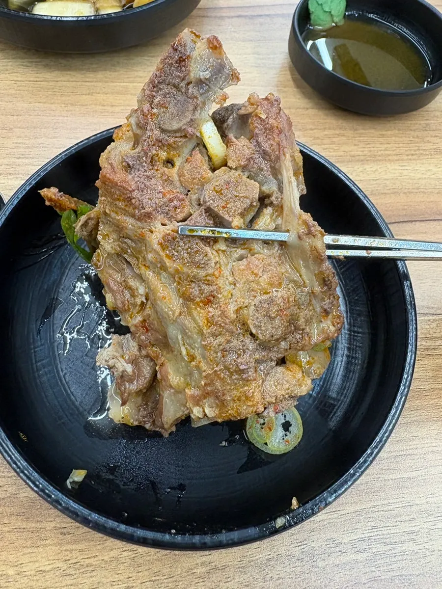 젓가락으로 살을 발라낸 등뼈 고기