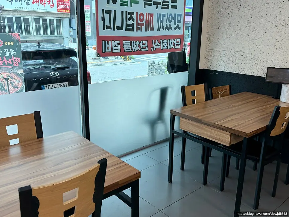 좌석이 많은 매장 내부 전경