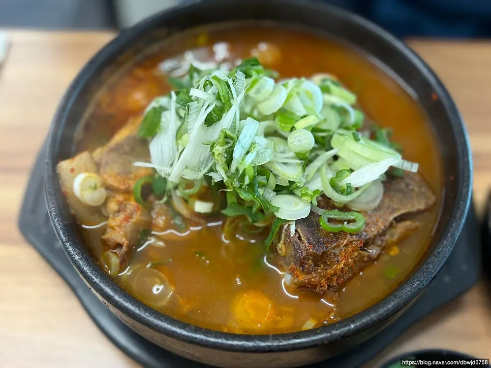 팔팔 끓어 나온 뼈해장국 뚝배기