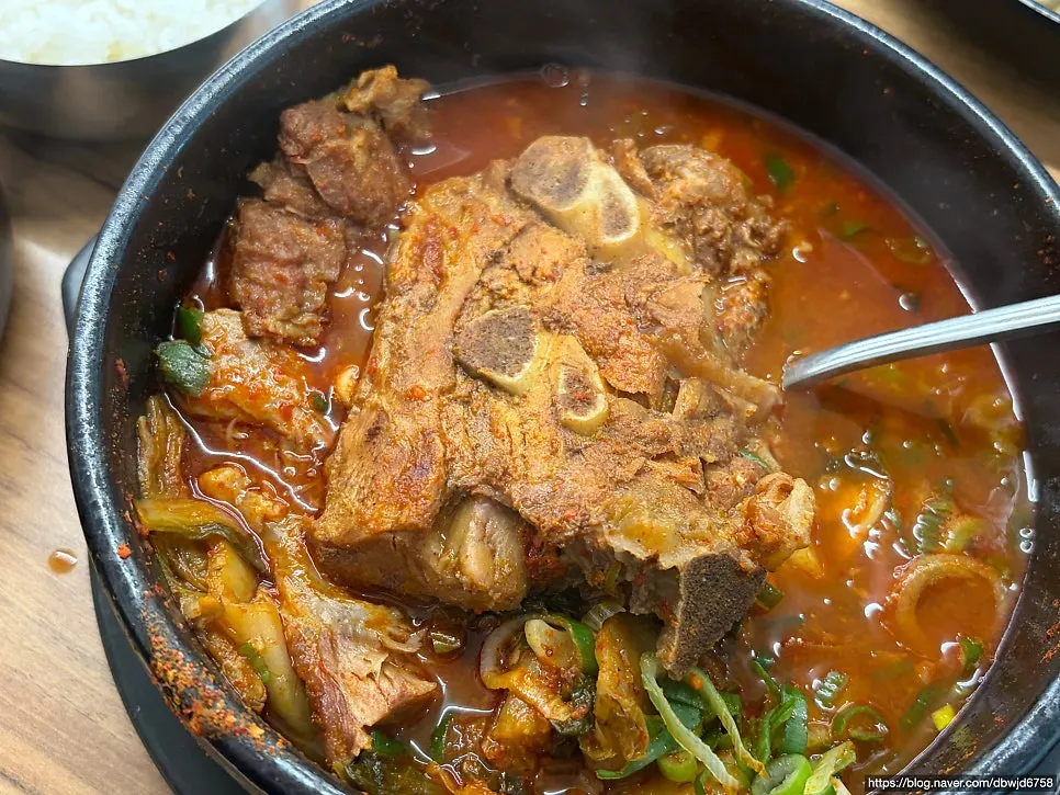 우거지 뼈해장국 얼큰한맛 국물