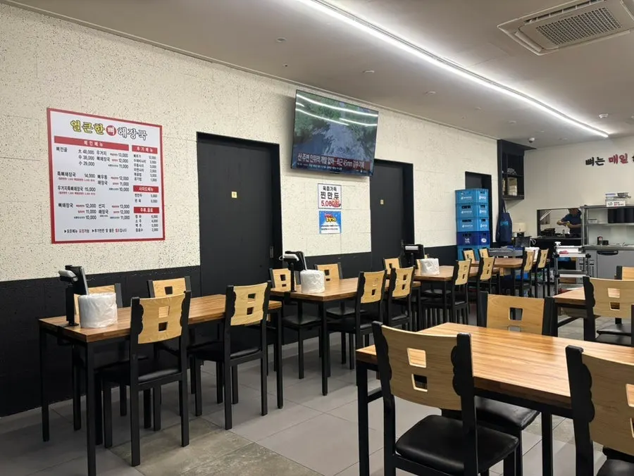 宽敞的店内座位