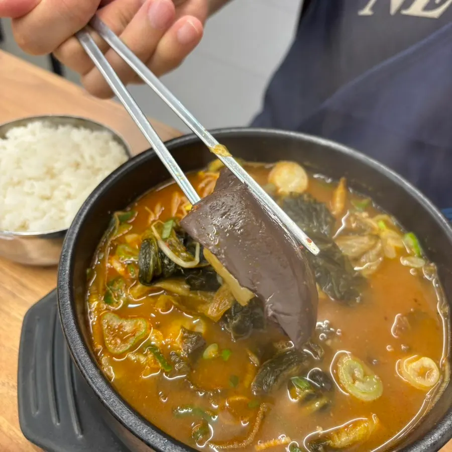 装满干菜叶和豆芽的血肠醒酒汤