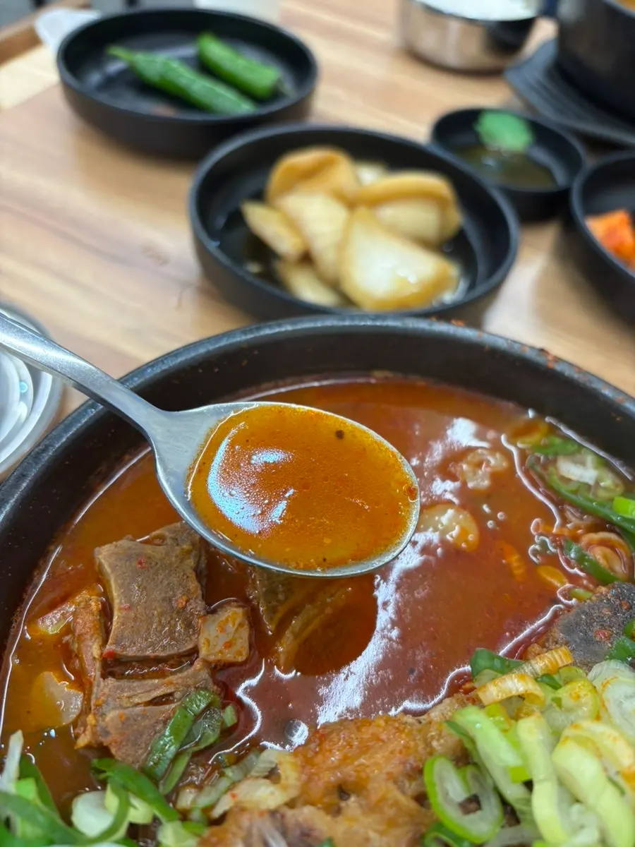 红色汤汁的骨头醒酒汤微辣口味
