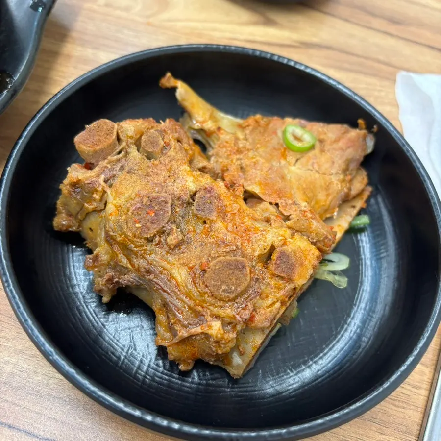 骨头醒酒汤深浓汤汁特写