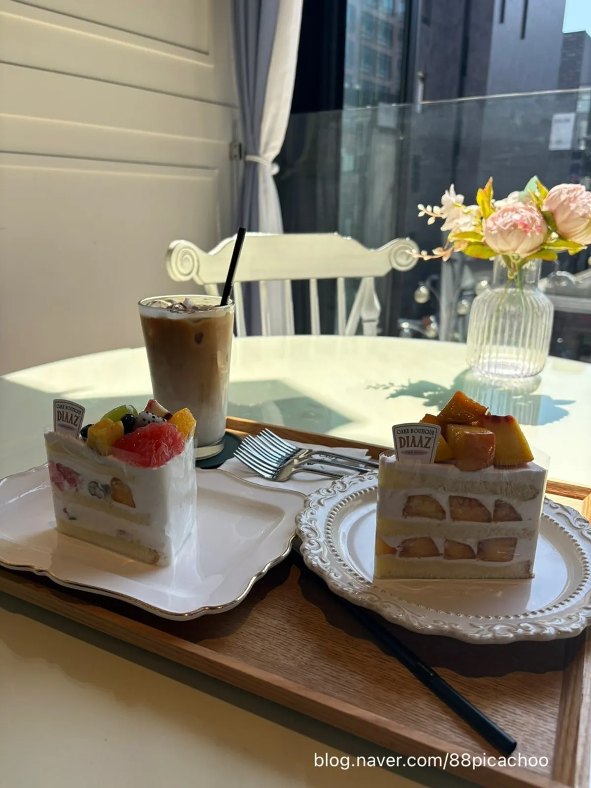 케이크를 맛있게 먹는 세돌 아기