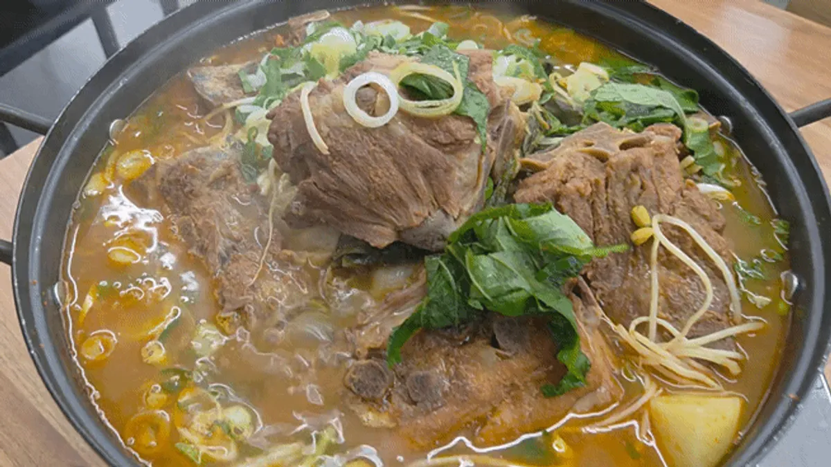 Signature gamjatang photo from Eolkeunhan Ppyeo Haejangguk Suwon Ingye Branch