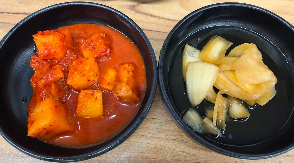 Wrapping up the meal at Eolkeunhan Ppyeo Haejangguk in Ingye-dong