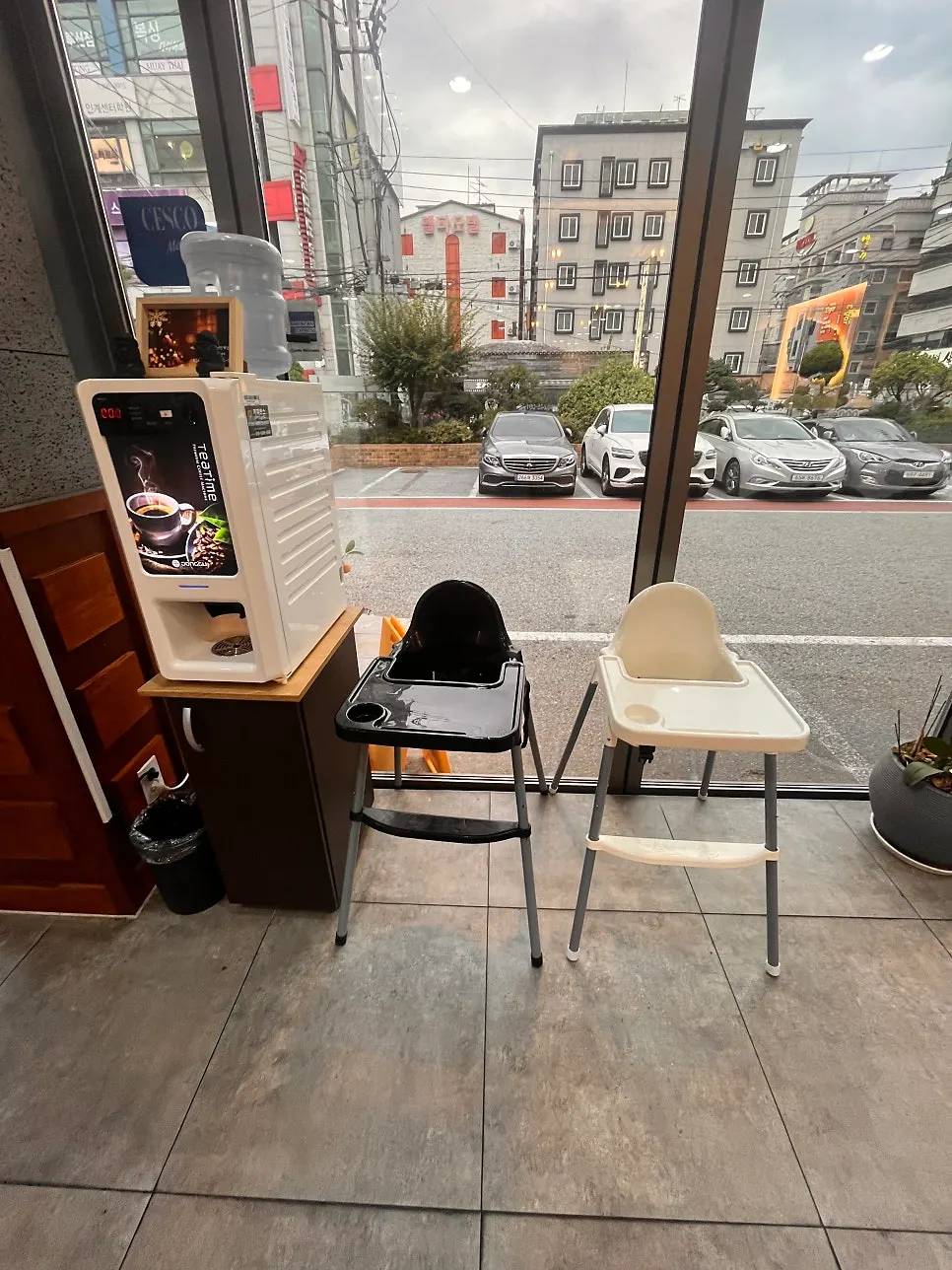 칸막이가 있는 넓은 좌석 배치