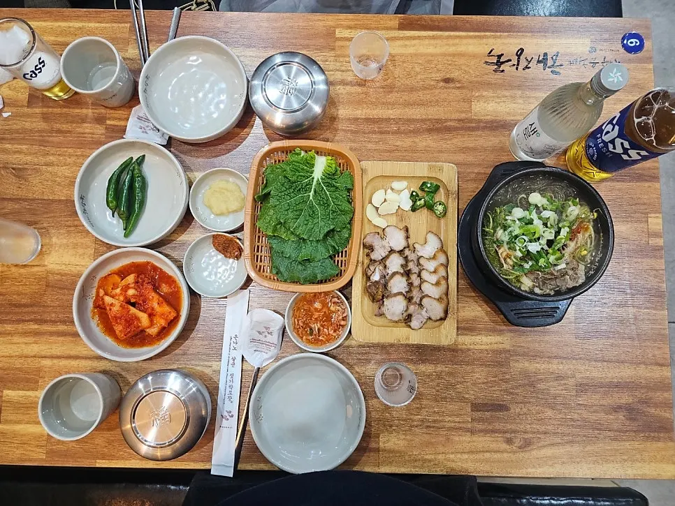 해장국과 돔배고기가 함께 놓인 한상