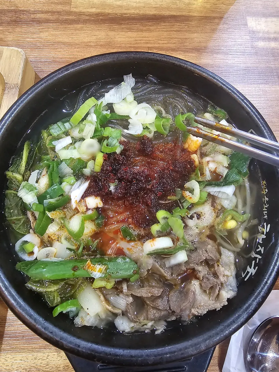뚝배기에 끓으면서 나온 무뼈순살해장국