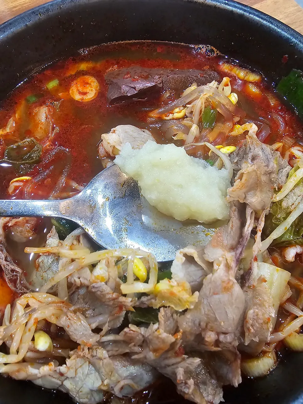 간마늘을 넣은 해장국 국물