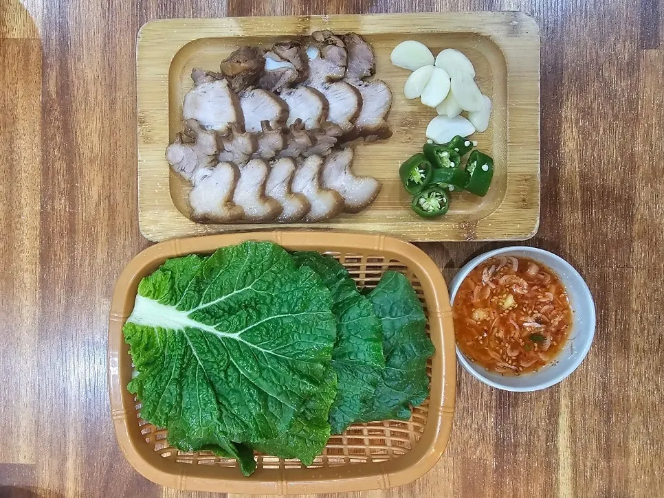 쌈야채와 새우젓이 곁들여진 돔배고기 소자