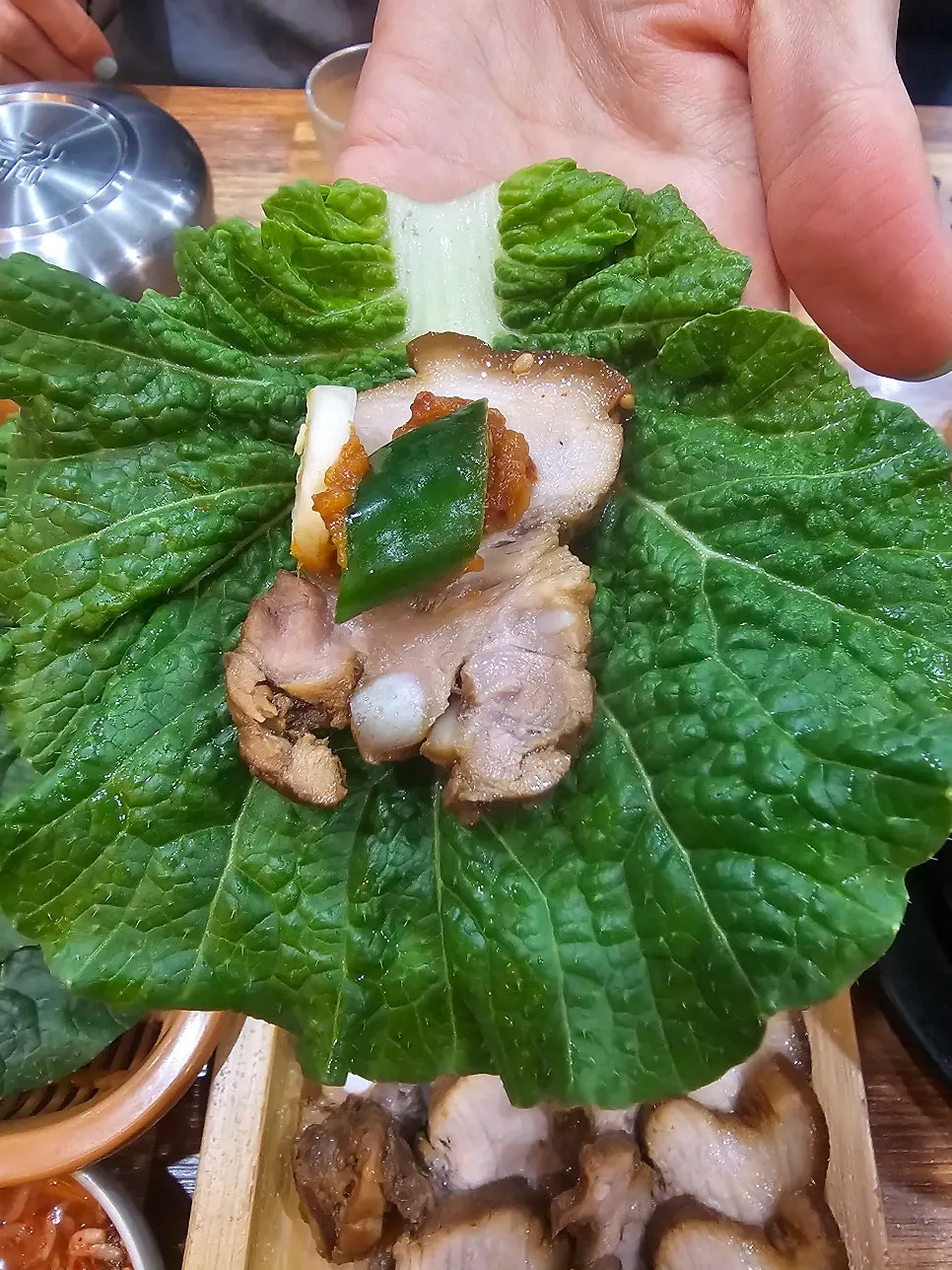 채소에 싸 먹는 돔배고기 한 점