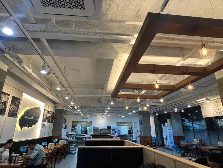 Spacious, clean interior of Jeju Eunhuine Haejangguk Suwon Ingye Branch