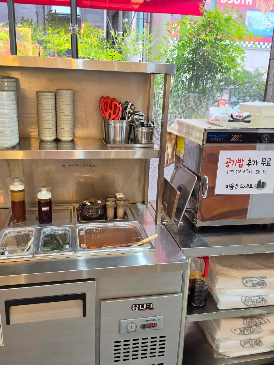 Self-serve bar for side dishes
