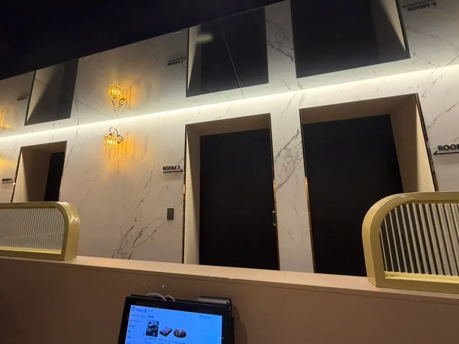 다인원 수용 가능한 영포화로 룸 좌석