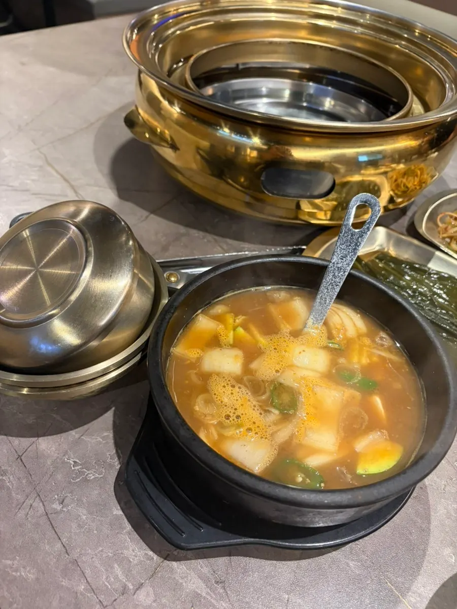 명이나물과 김치 등 기본 반찬 세팅