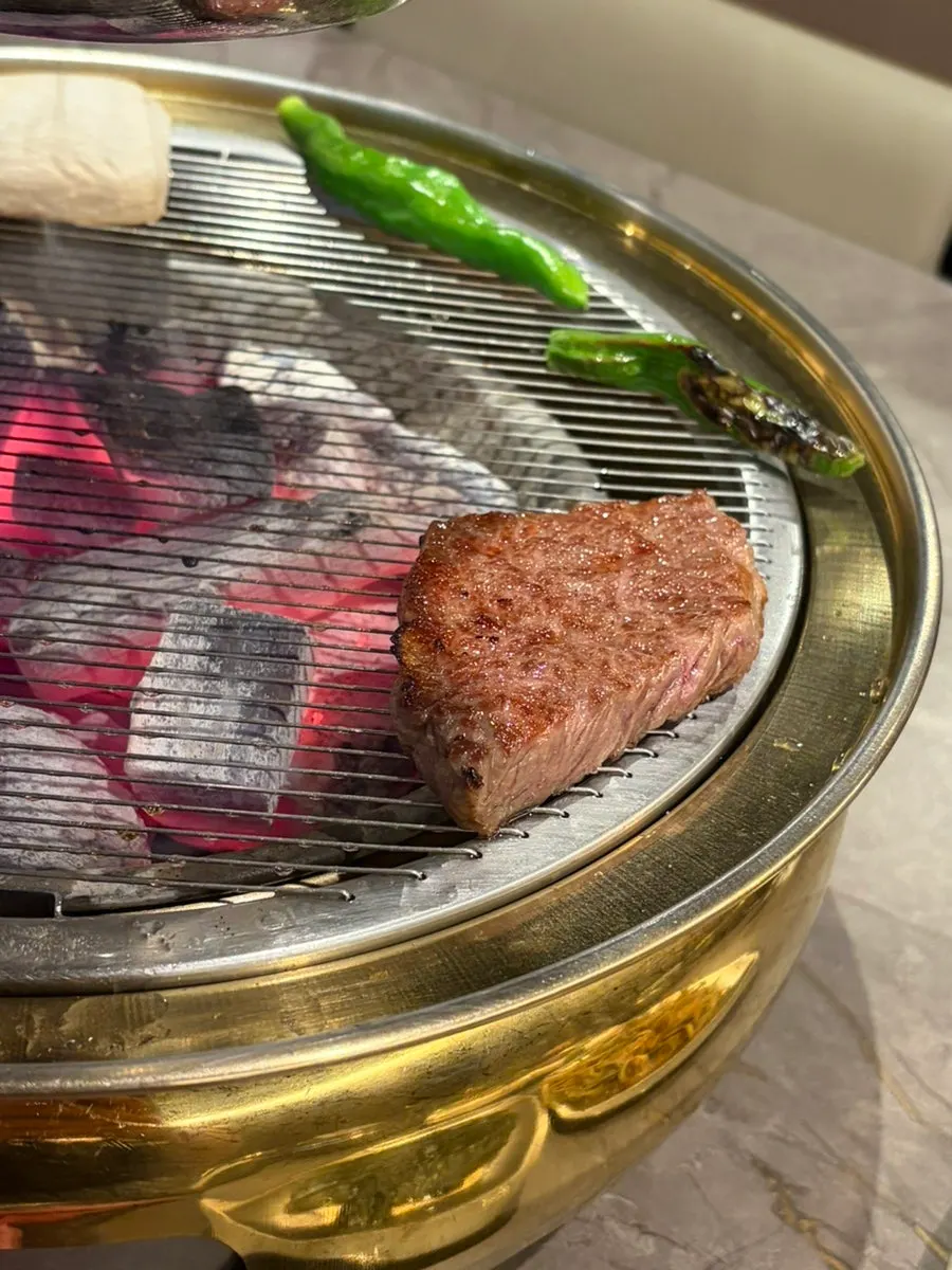 소금에 찍어 먹는 구운 한우 한 점