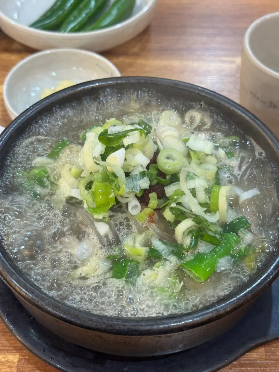 Table setting with the basic haejangguk order