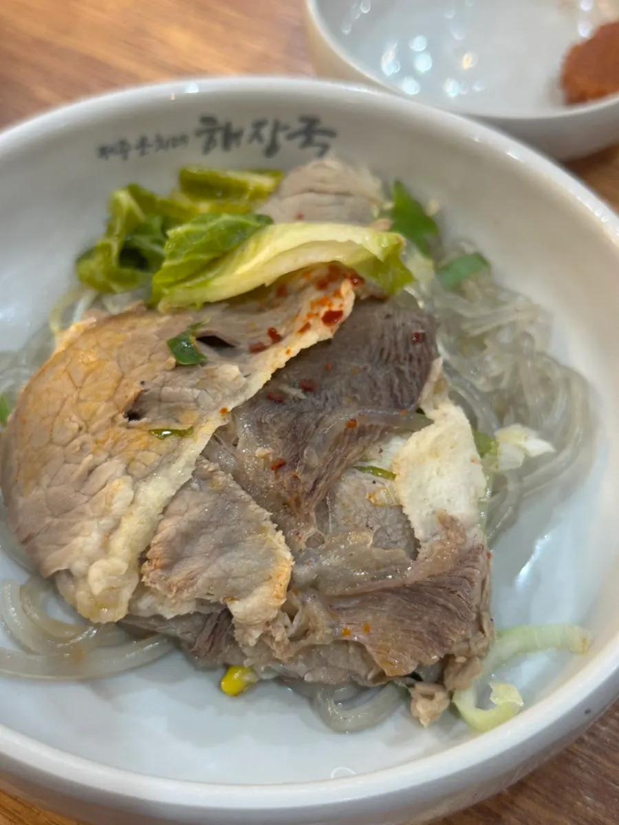 Meat, blood cubes and beansprouts as ingredients
