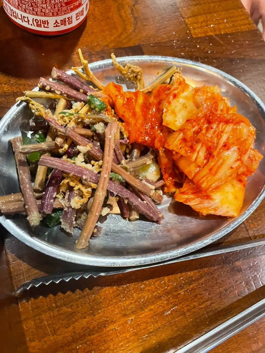 쌈 채소와 김치가 준비된 셀프바
