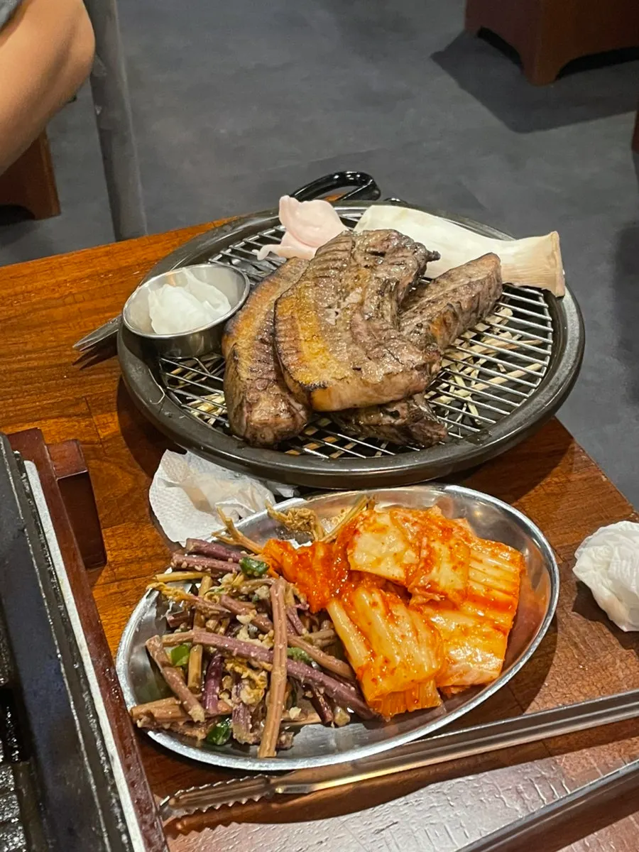 불판에 함께 구워지는 김치와 고사리