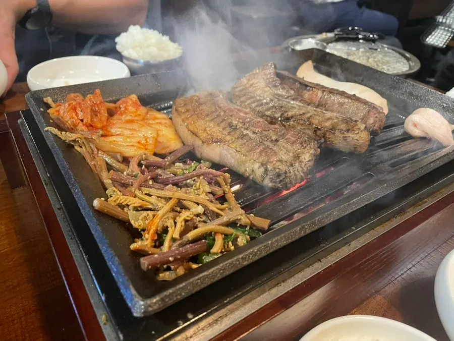 초벌되어 나온 짚불태백 고기