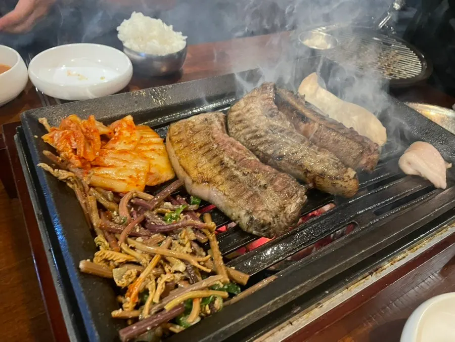 두툼한 고기가 올라간 불판