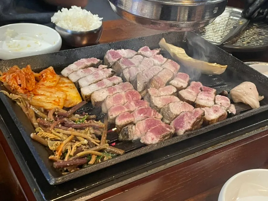 먹기 좋은 크기로 잘라 굽는 고기