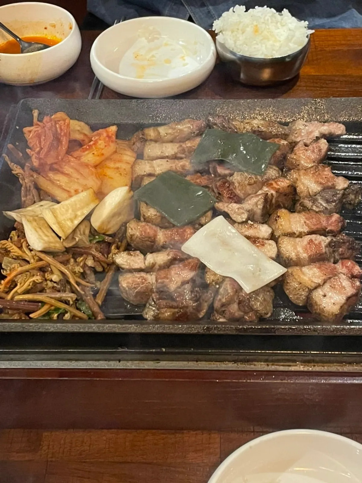 겉면이 노릇하게 익어가는 두툼한 고기
