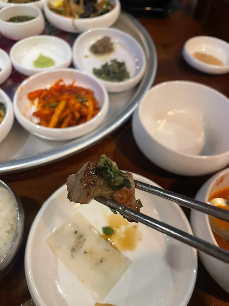 소금에 찍어 먹는 한입 크기 고기