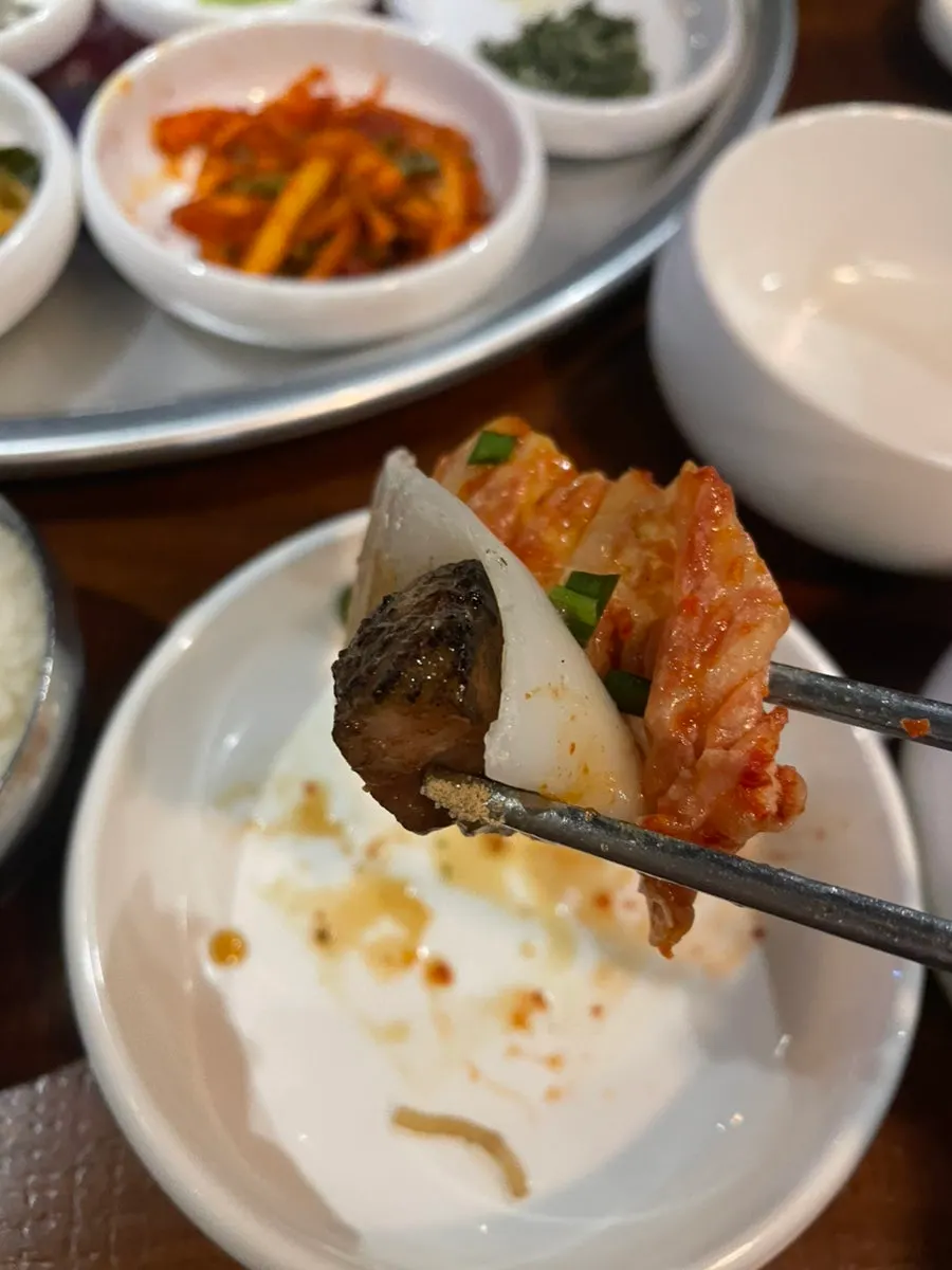 양파에 고기와 김치를 올린 조합