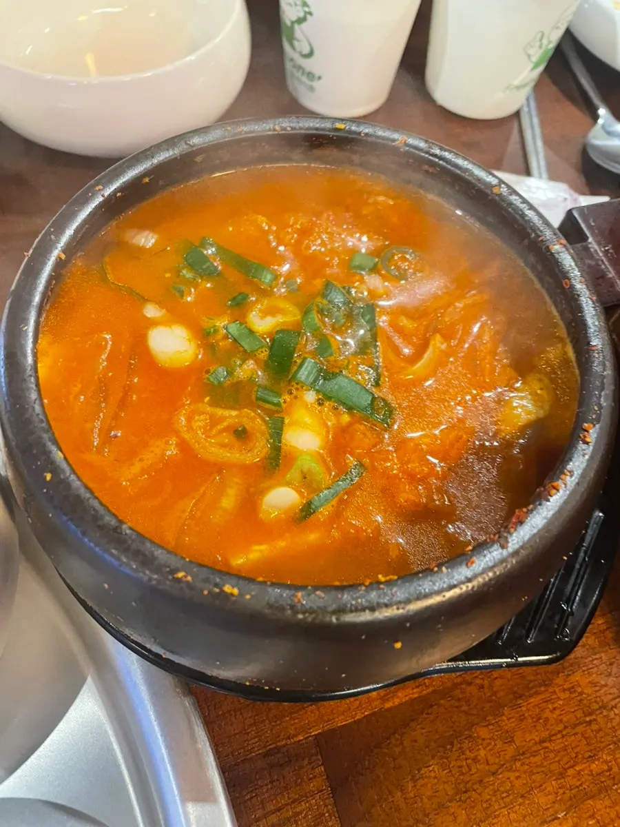 고기가 큼직하게 들어간 김치찌개