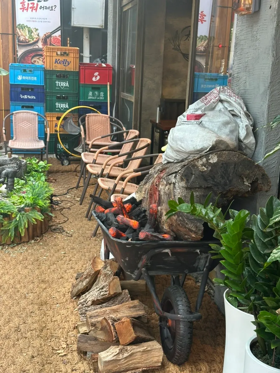 통나무와 연못으로 꾸며진 매장 입구