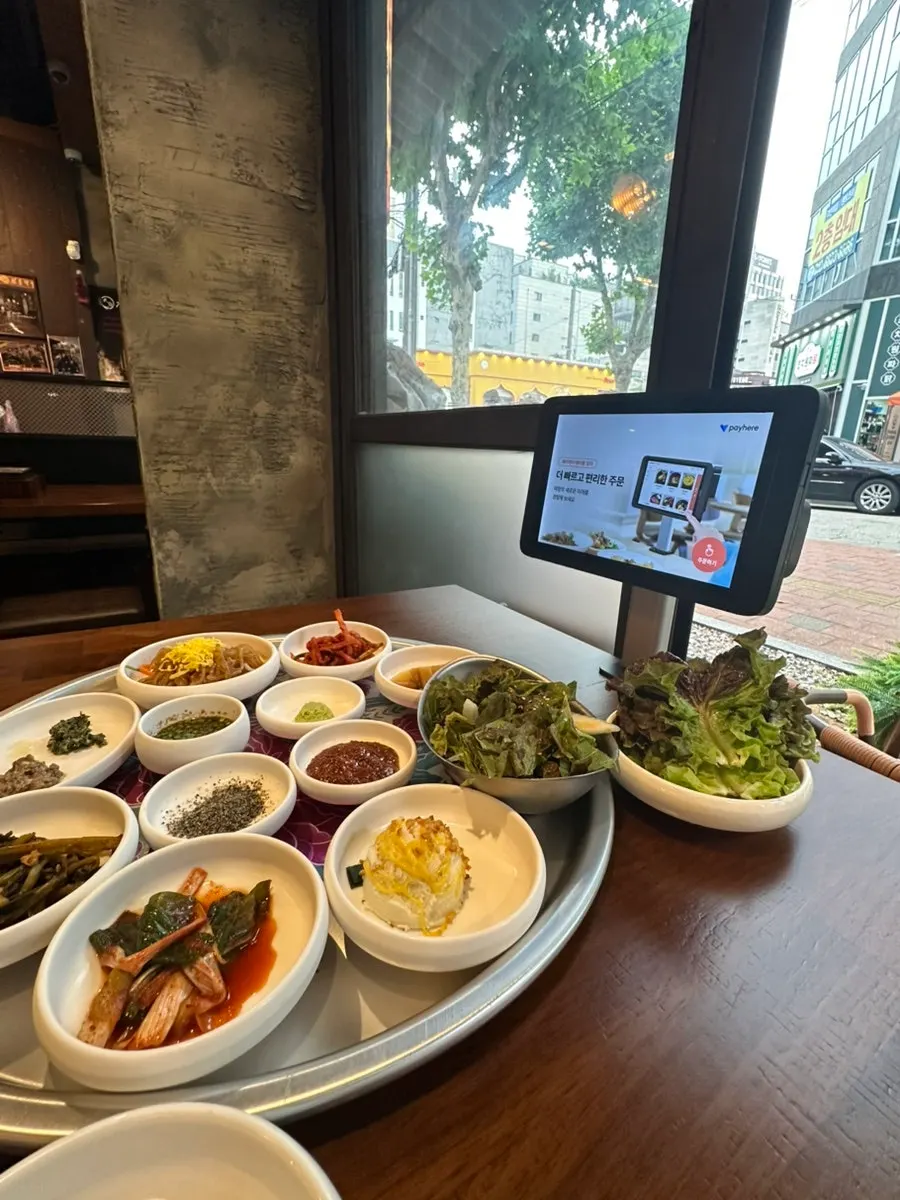 기본 반찬과 소스가 세팅된 테이블