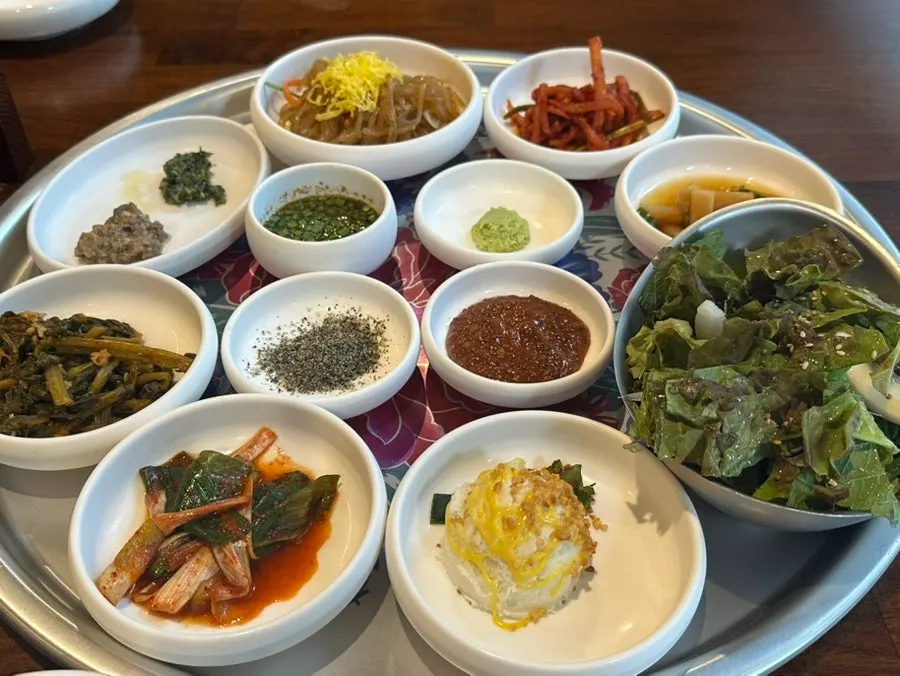 우대갈비와 함께 나온 기본 반찬 접시