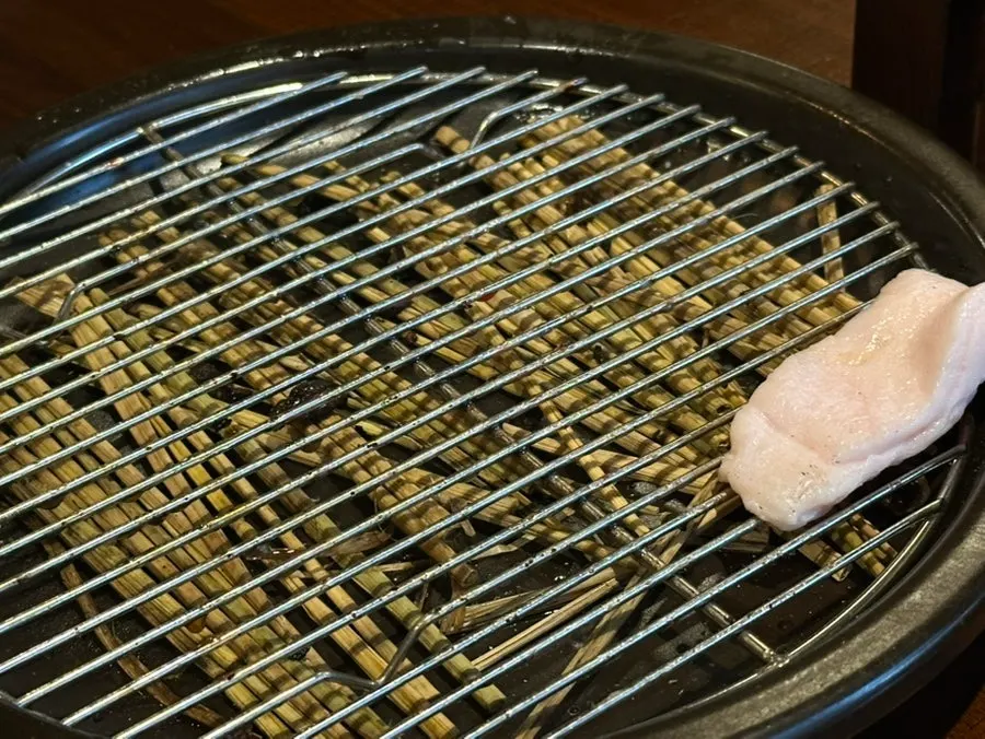 판에 기름칠할 비계가 올려진 우대갈비