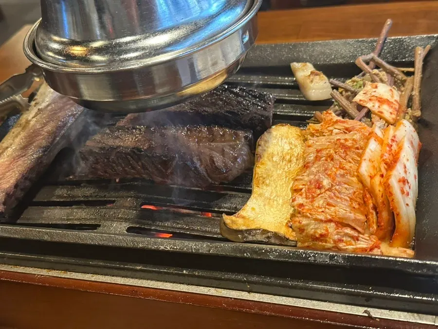 직원이 큼직하게 잘라 굽는 우대갈비 메인 부위