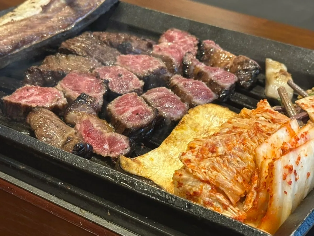 갈비뼈 위에 올려진 다 익은 우대갈비