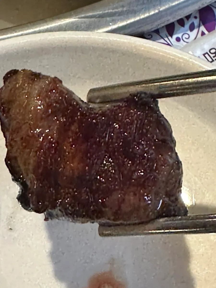 육즙이 흐르는 우대갈비 단면