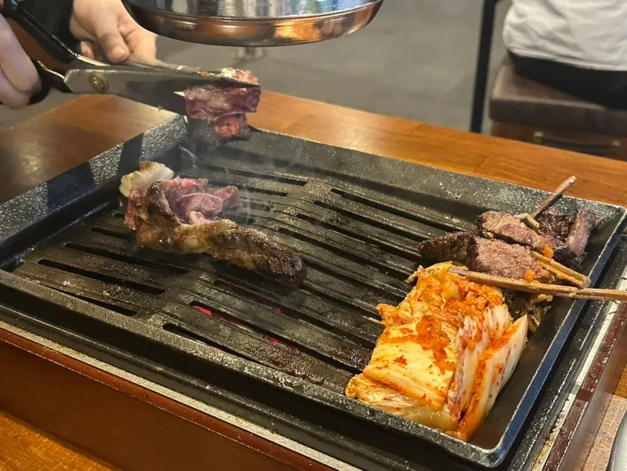 갈비뼈 위에 담아준 구운 고기와 야채