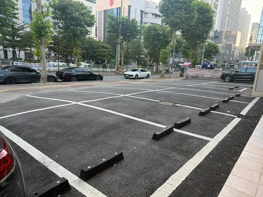 Parking space and entrance in front of the restaurant