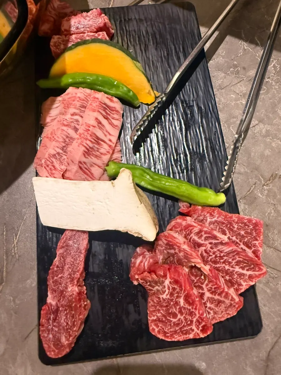 Thick-cut chadolbaegi grilling on the fire pan