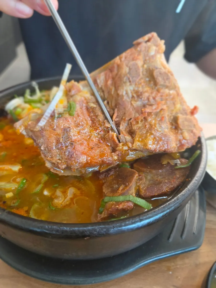 Close-up of the spicy broth in the teuk ppyeo haejangguk