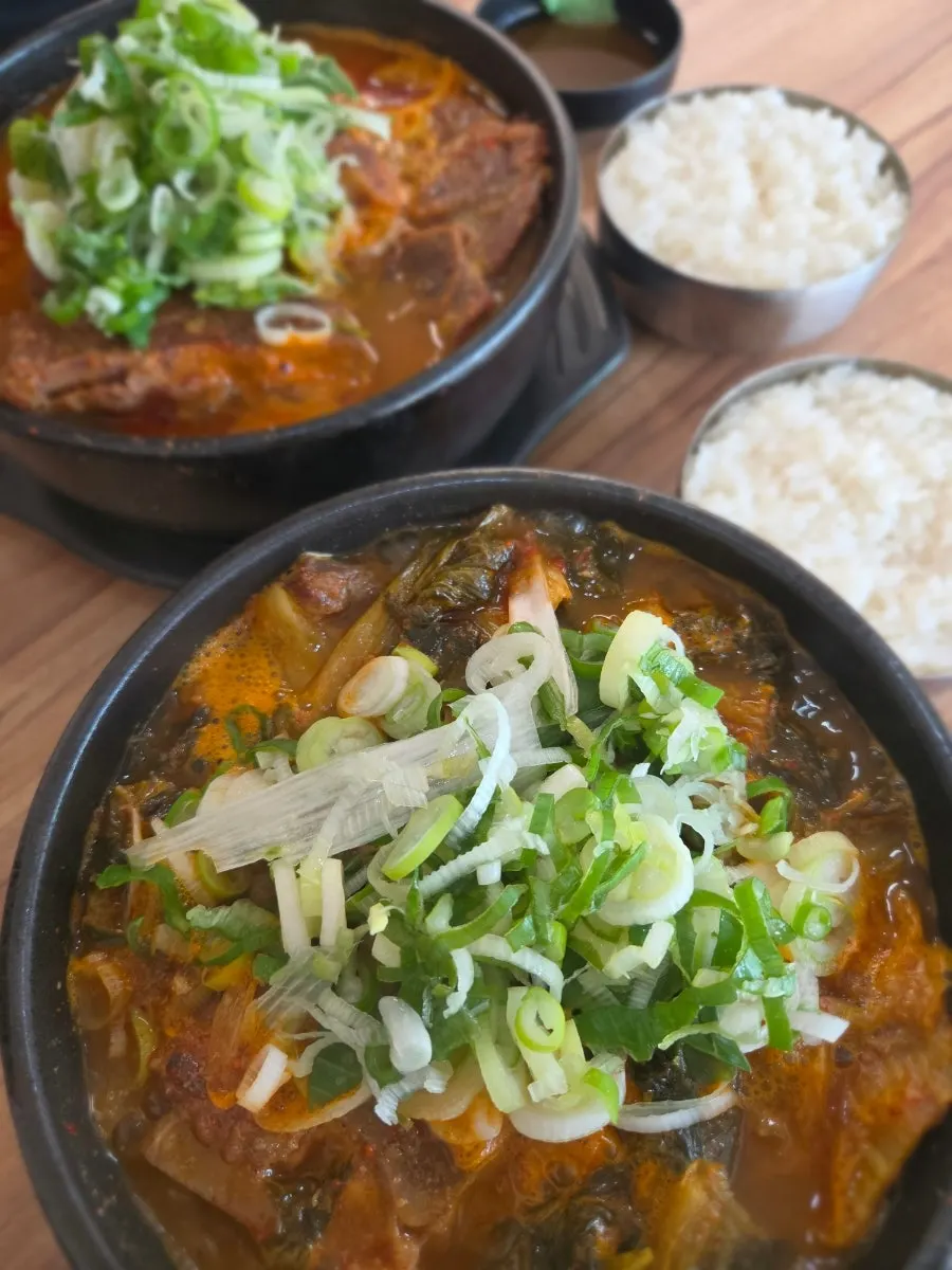 Ugeoji ppyeo haejangguk loaded with napa cabbage