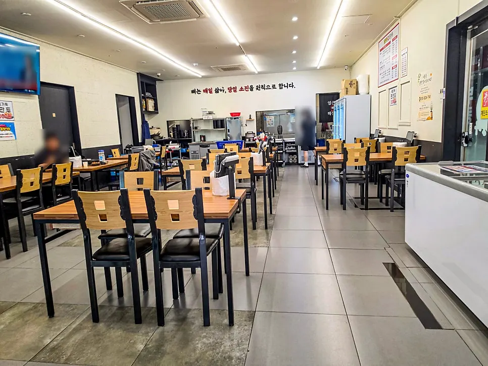 Interior of Eolkeunhan Ppyeo Haejangguk Suwon Ingye Branch with large tables