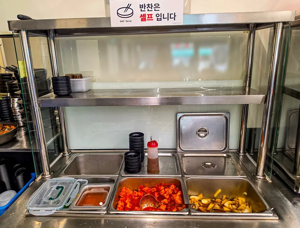 Self-serve corner for side dishes