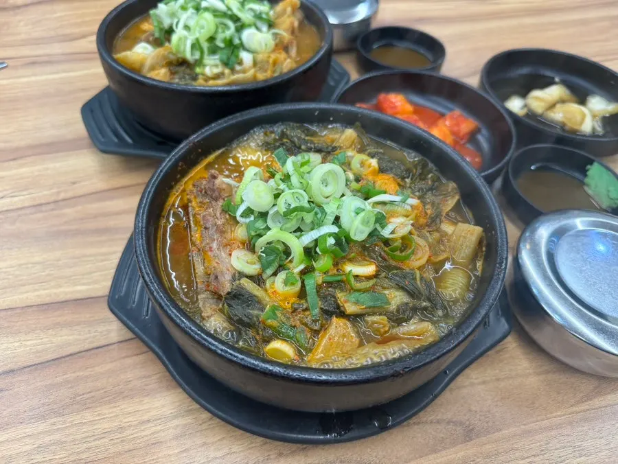 Haejangguk piled high with ugeoji and pork bone